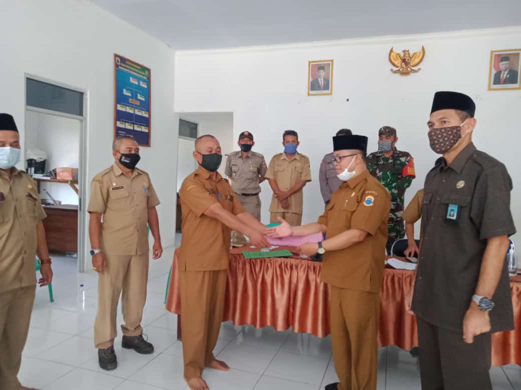 Serah Terima Sertifikat Tanah di Aula Kantor Desa Wantisari
